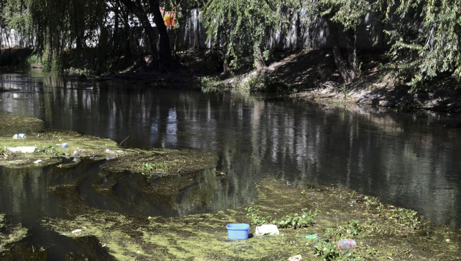 Los puntos críticos de la contaminación en los ríos de la Confluencia