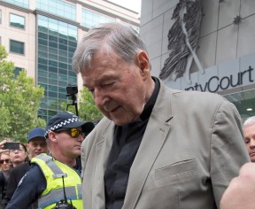 El Cardenal George Pell abandona la corte en Melbourne, Australia. (AP Photo/Andy Brownbill)