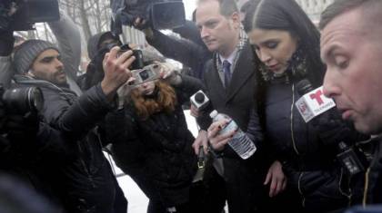 Emma Coronel Aispuro, cuando se retiraba hoy del edificio del Tribunal.