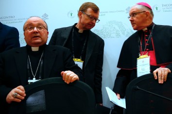 El  Archiobispo de Malta, Charles Scicluna, el teólogo Hans Zollner, uno de los fundadores de la Comisión Pontificial para la Protección de menores, y el archiobispo Mark Coleridge , en Roma (AP Photo/Domenico Stinellis 