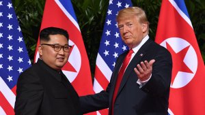 Trump y Kim se reúnen en Vietnam