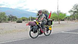 Un jubilado recorría el país en bicicleta y murió atropellado por un camión en Mendoza