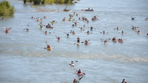 50 kayaks recorrieron el río Negro para pedir el «vertido cero»