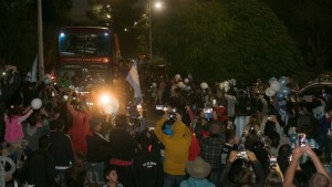 Mirá cómo recibieron al plantel de Sol de Mayo en Viedma