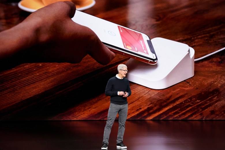 El CEO de Apple Tim Cook lanzó la nueva propuesta de la compañía en el  Steve Jobs Theater.