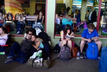 En la terminal de Bariloche, jóvenes leen antes de emprender viaje. (Foto: Alfredo Leiva)