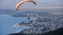 Imagen de Parapente: habilitan a aterrizar en dos calles en Bariloche y la medida genera polémica