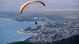 Parapente: habilitan a aterrizar en dos calles en Bariloche y la medida genera polémica