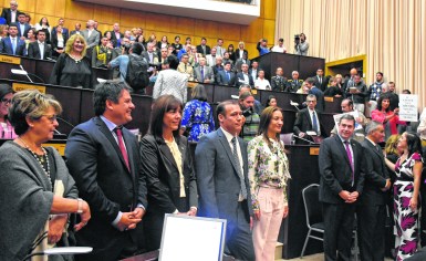 Cuatro de los nueve ministros actuales posaron para la foto en el discurso de Omar Gutiérrez en la Legislatura (foto Florencia Salto)