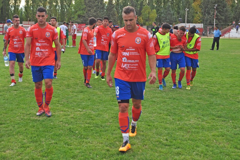 La desazÃ³n de los jugadores del Depo tras la dura derrota en La Chacra. Los mÃ¡s grandes consolaron el llanto de los jÃ³venes. (Foto: Juan Thomes)