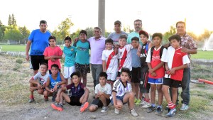 Estos vecinos de Río Colorado le brindan cariño al club de sus amores