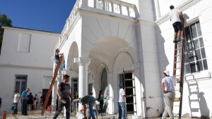 Grupos religiosos pintaron edificios de Roca, tras la marcha del #8M