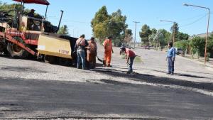 Reasfaltan calles entre los barrios Inalauquen y Guido de Viedma