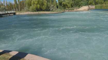 El joven se arrojó en un sector del canal de Contralmirante Cordero que tiene muchas turbulencias. (gentileza).-