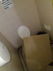 Así quedó el baño donde la docente fue golpeada por una placa que cayó del techo. (Gentileza).-