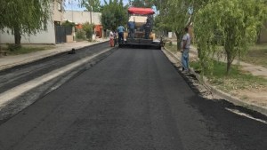 Avanzan las obras de asfalto en el barrio Las Flores de Viedma