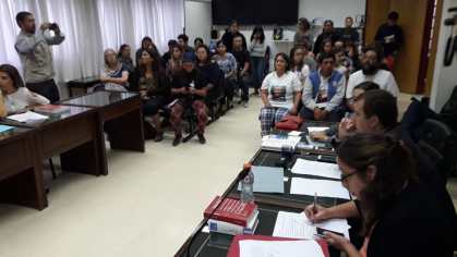 La audiencia se realiza en la Justicia Federal de Roca y los padres de Nahuel participan como público. (Foto: César Izza)