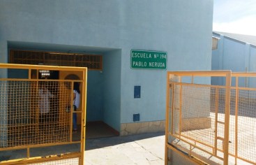 ayer los padres realizaron un abrazo a la escuela 194 pidiendo que se finalice su edificio. (Gentileza Info Zapala).-