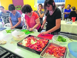 Pomarola. Todo el colorido de la salsa en manos de las participantes del taller