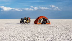 Renzo y Anto, de Neuquén al Caribe en bici con su perra Ona: un año en 10 fotos