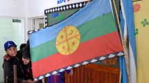 Imagen de Tras la polémica, izaron la bandera Mapuche en una escuela San Martín de Los Andes