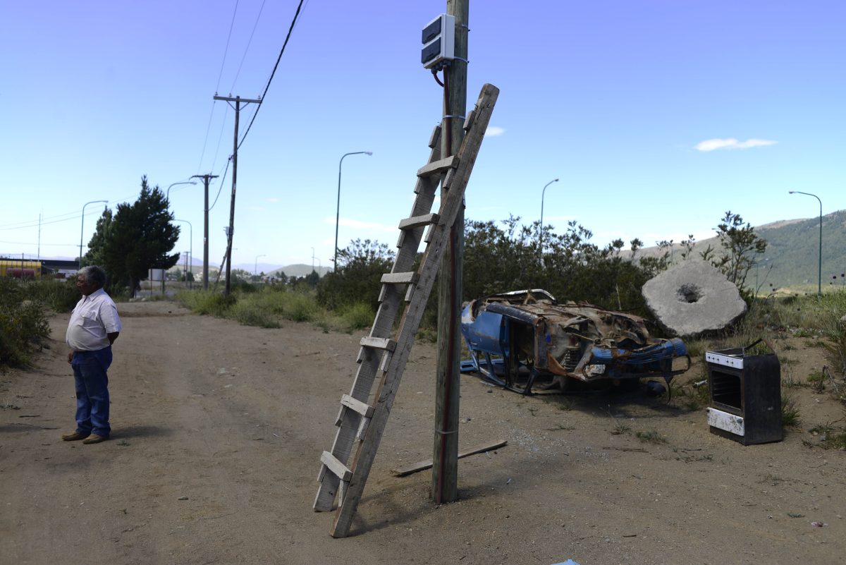 Alrededor de 500 familias que viven en la Toma 29 de Septiembre  de Bariloche esperan por regularizar el acceso al servicio de luz. (foto de archivo)