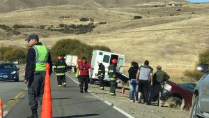 Una camioneta que trasladaba un tráiler y un camión terminó volcando sobre la Ruta 40