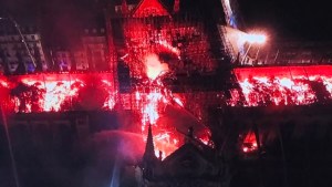 Arde la catedral de Notre Dame en París