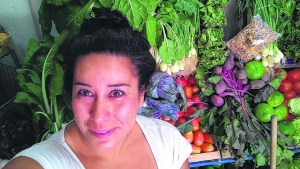 Frutas gratis para los chicos,  el gesto de Sonia