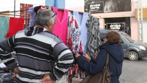 Hay menos puestos callejeros en el centro neuquino