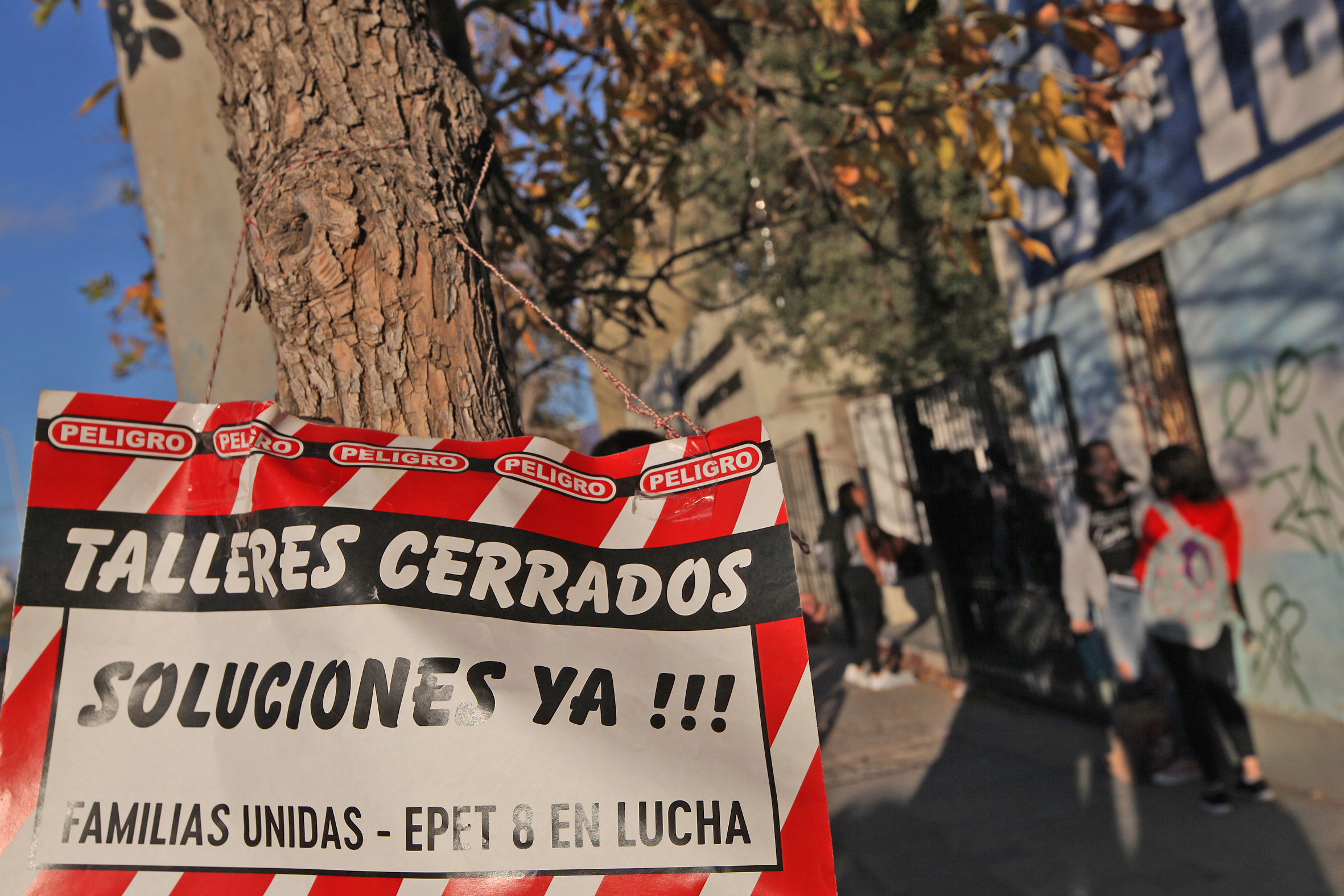 Alumnos, padres y docentes hicieron numerosas protestas por la finalización de las obras en los talleres de la EPET 8. Foto: Juan Thomes. 