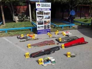 Las armas eran llevada en el interior de la camioneta sin ningún resguardo. (Foto: Gentileza.-)