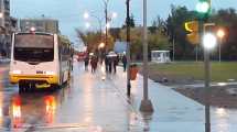 Imagen de La lluvia llegó antes que las garitas de colectivo en Neuquén