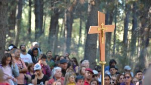 Sol de otoño y fe en el Vía Crucis de Junín de los Andes