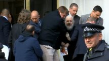 Imagen de Detienen a Julian Assange en la embajada de Ecuador en Londres