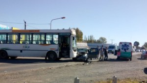 Ruta 22: Un hombre hospitalizado tras choque entre un colectivo y un auto