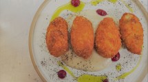 Imagen de Croquetas de trucha Alicurá con peras del Valle y una Créme Brûlèe de mosqueta