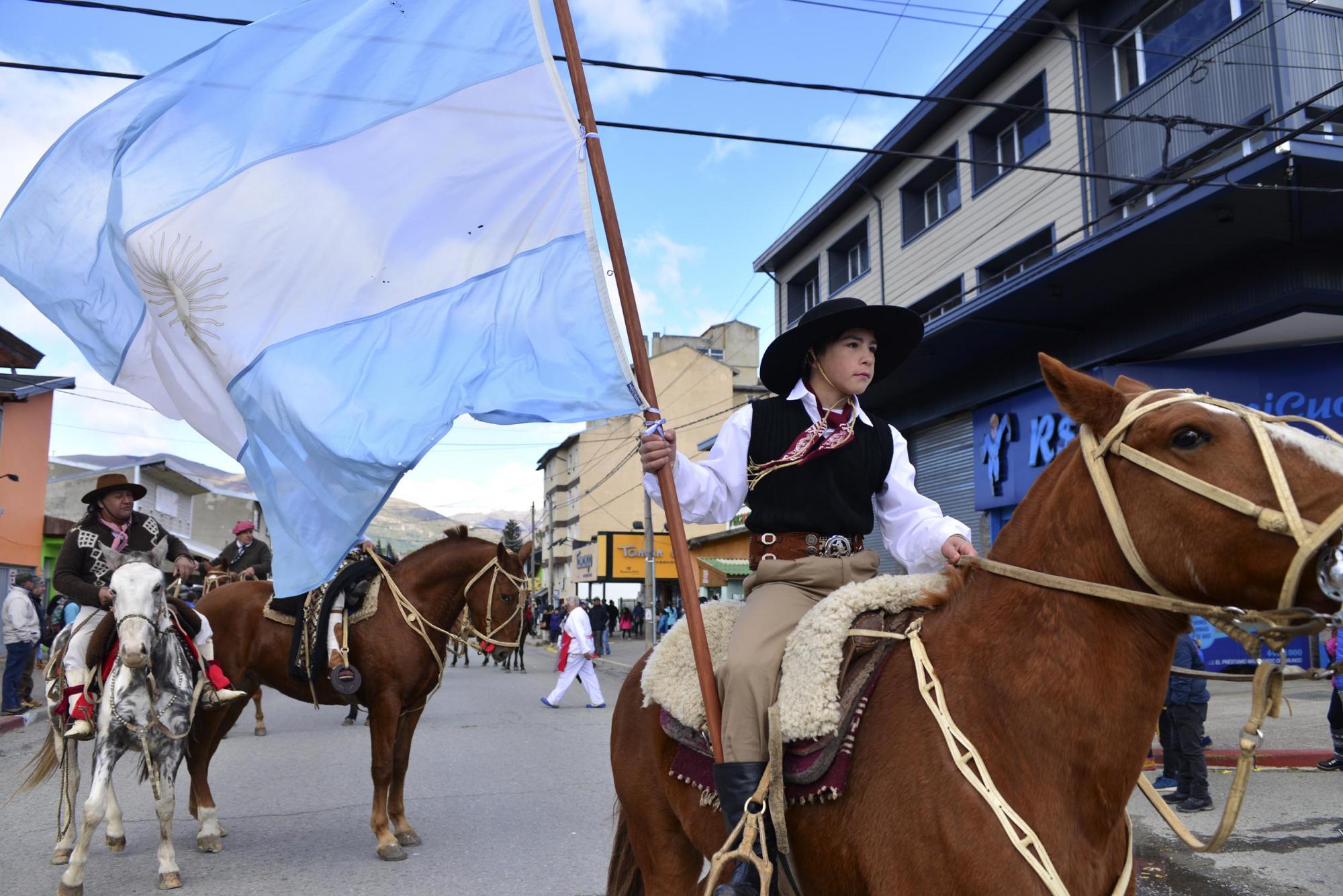 El desfile del 3 de Mayo esta vez será en la Costanera. (Archivo)