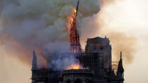 Incendio en Notre Dame: así caía la aguja central