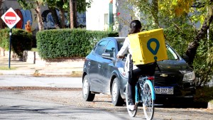 El delivery por celular llegó a Neuquén y desató la polémica