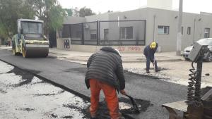 Asfaltan accesos a centro de Salud y la comisaría del barrio viedmense Mi Bandera