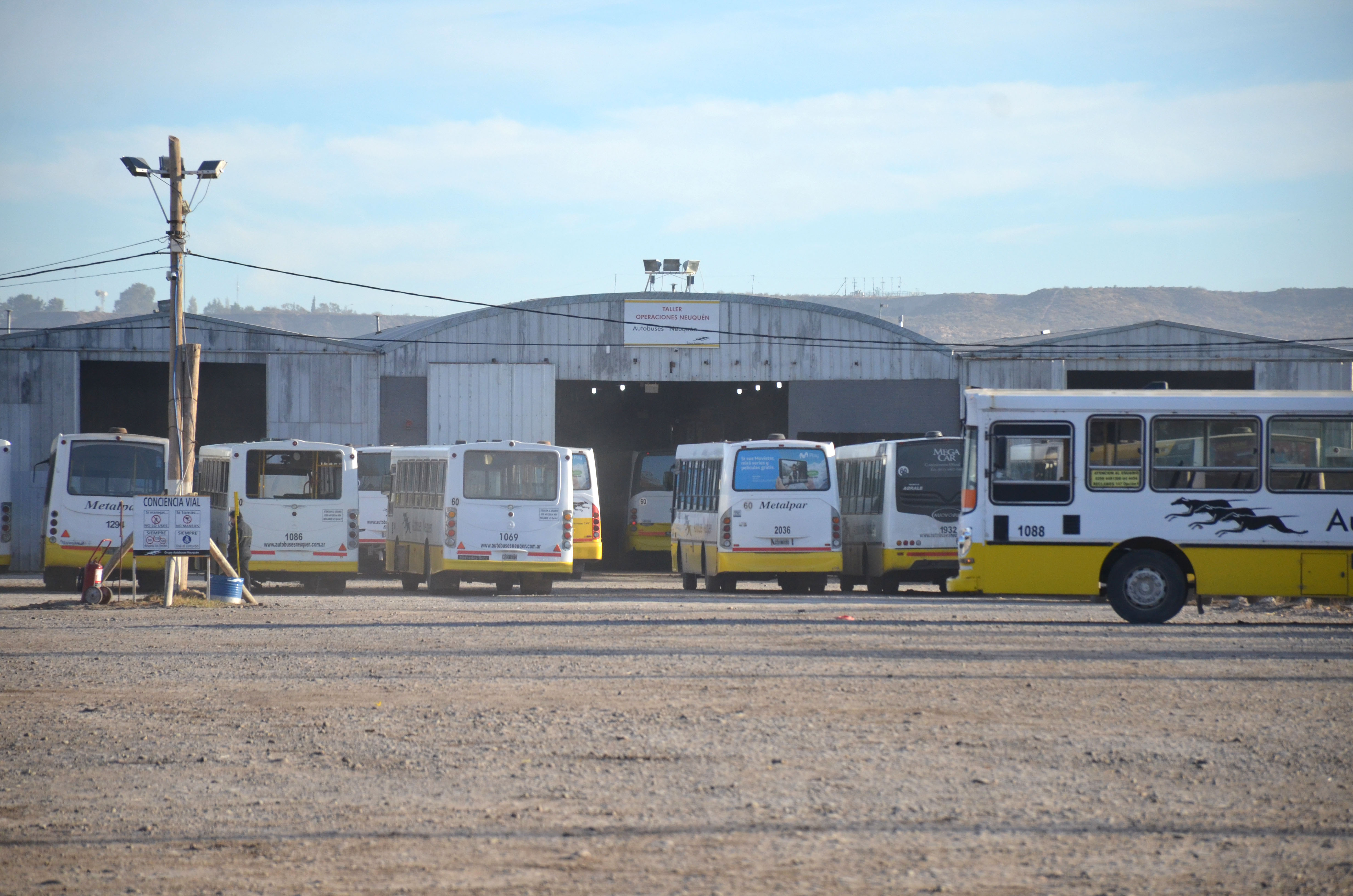 Los colectivos quedaron retenidos en la base de la empresa. (Foto: Yamil Regules)