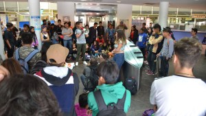 Marcha de estudiantes secundarios en reclamo de una reunión con la ministra