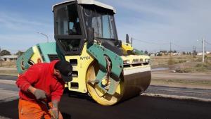 Sigue en marcha el reasfalto sobre la ex ruta Nacional N°3 en Viedma