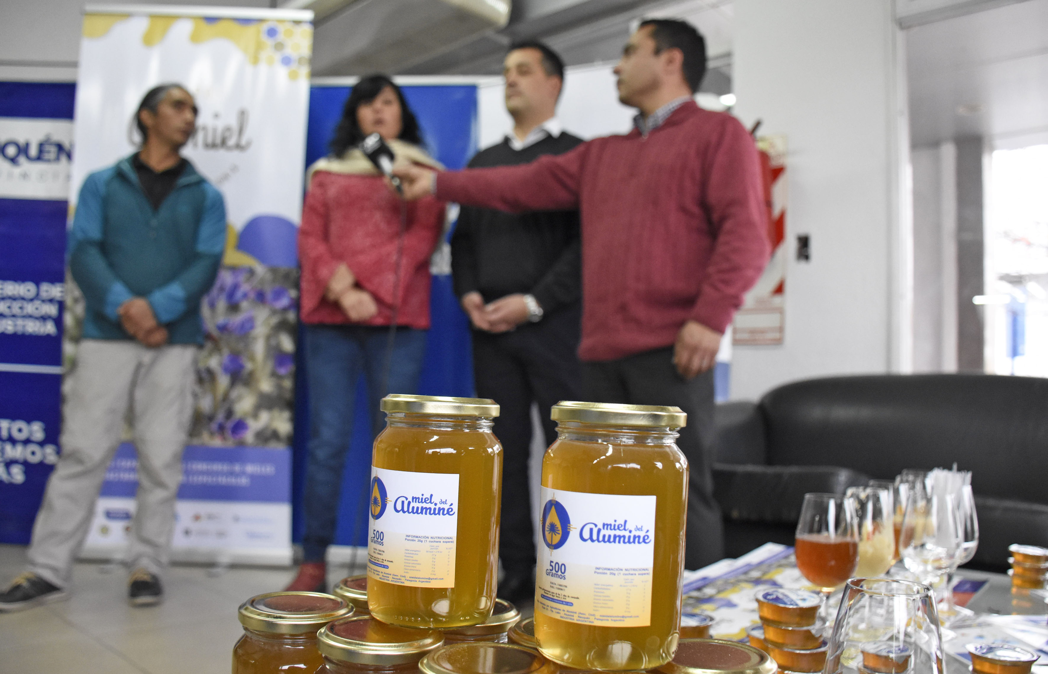 La secretaria de Producción Amalia Sapag y el intendente de Aluminé Gabriel Álamo presentaron la actividad. Foto Florencia Salto