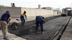 Se inició el asfalto en una arteria clave en el barrio Lavalle de Viedma