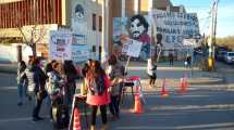 Imagen de Familias cortaron la calle reclamando por la ministra de Educación de Neuquén