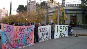 Estudiantes cortaron la calle frente a la Casa de Gobierno de Neuquén