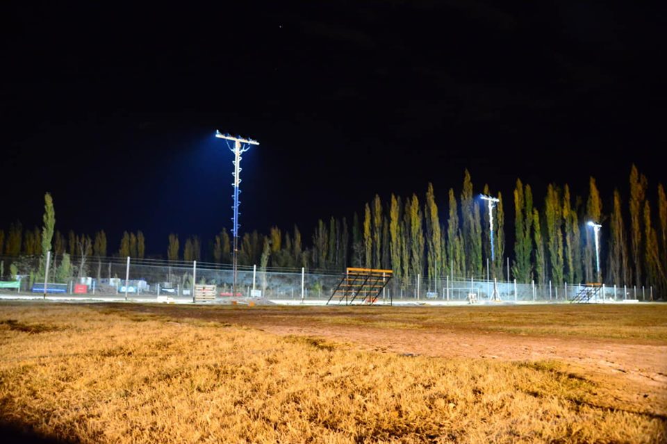 El club cipoleño estrenó iluminación.