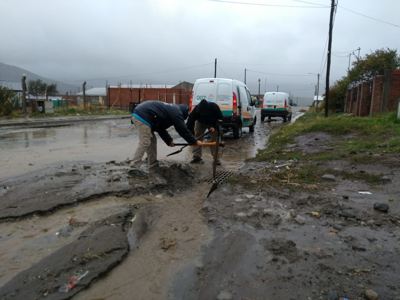 En los barrios de Bariloche trabajaron cuadrillas en el despeje del agua. (Gentileza)